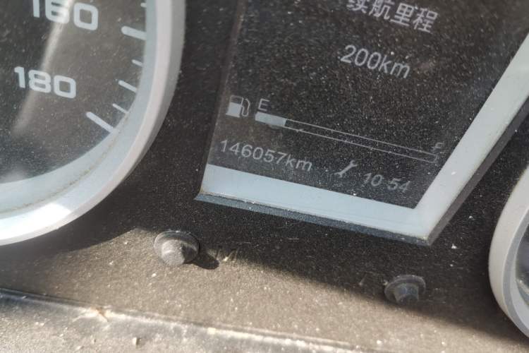 Used Iveco Daily 2023 2.5T V40 Van Long Wheelbase Mid-Roof Design Dual Tires Side-Swing Doors 2-3 Seater