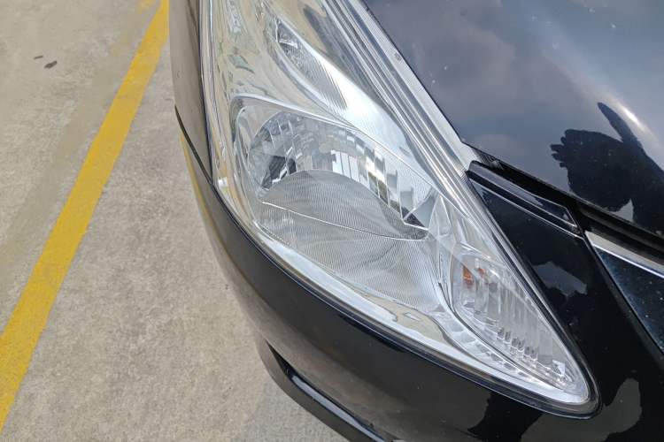 Used Nissan Tiida 2011 1.6L CVT Comfort Model Right Front Headlight