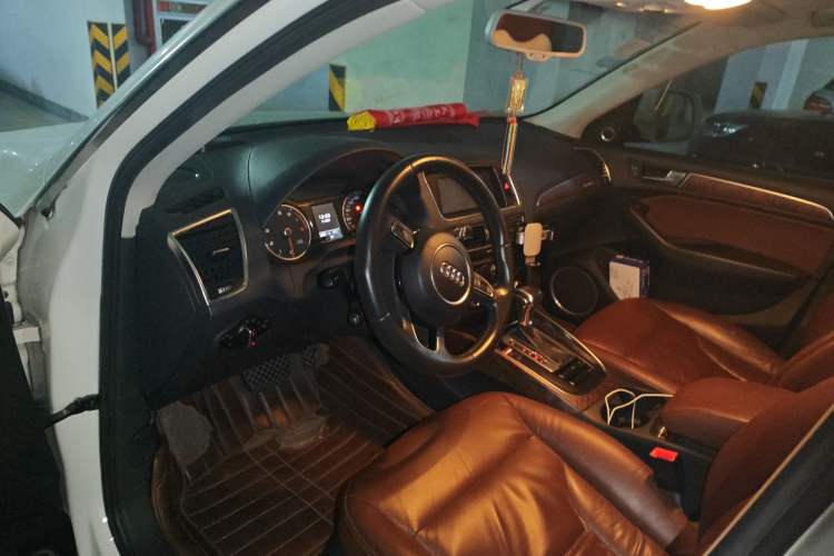 Used Audi Q5 2013 40 TFSI Ambition Center Console