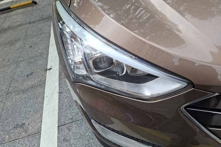 Used Hyundai Santa Fe 2013 2.4L Automatic Two-Wheel Drive Smart Version Right Front Headlight