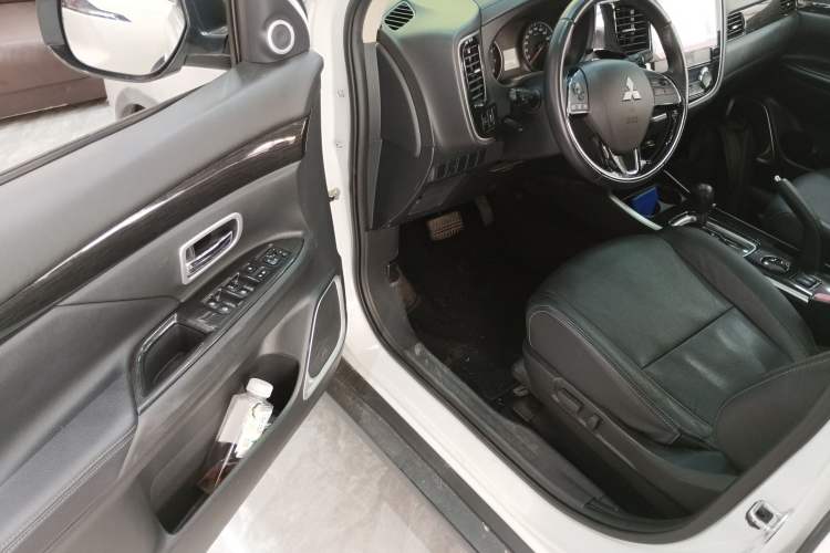 Used Mitsubishi Outlander 2017 2.0L Two-Wheel Drive Glory Edition 5 Seats