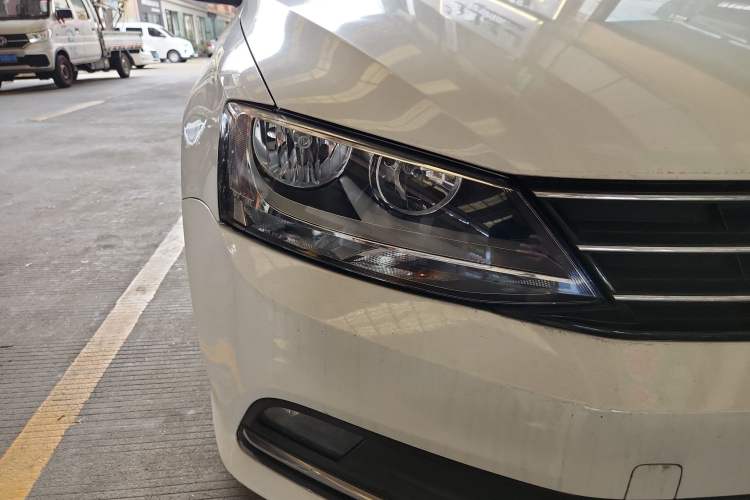 Used Volkswagen Sagitar 2015 230TSI Automatic Comfort Version Right Front Headlight