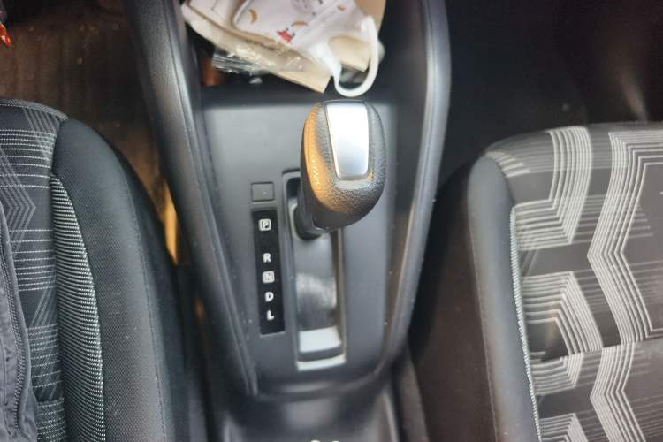 Used Nissan Kicks 2017 1.5L CVT Cool Enjoy Edition Gear Lever