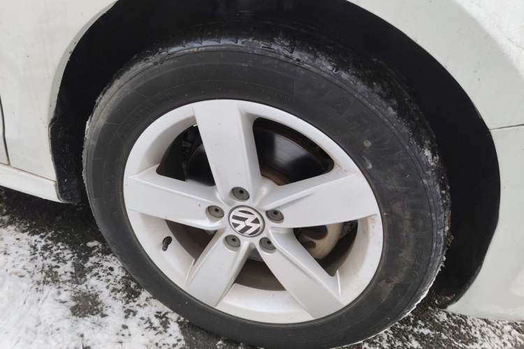 Used Volkswagen Sagitar 2012 1.4TSI Automatic Fashion Edition Right Front Wheel Hub