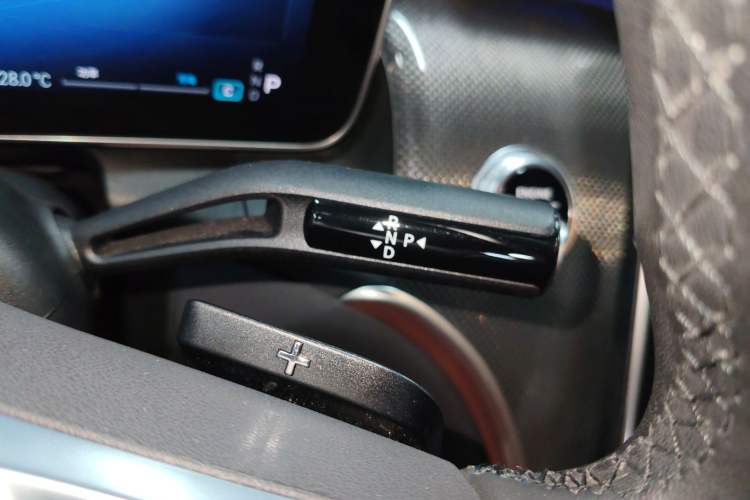 Used Mercedes-Benz GLC 2023 Facelift GLC 260 L 4MATIC Dynamic Version 5 Seats Gear Lever