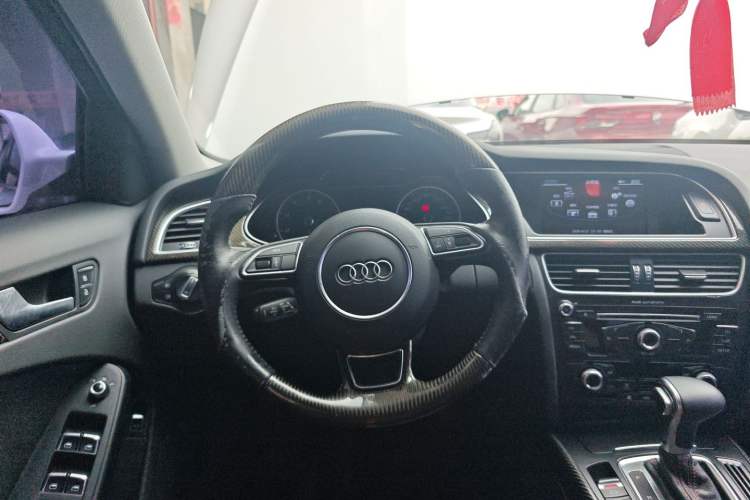 Used Audi A4L 2013 35 TFSI Automatic Standard Model Steering Wheel