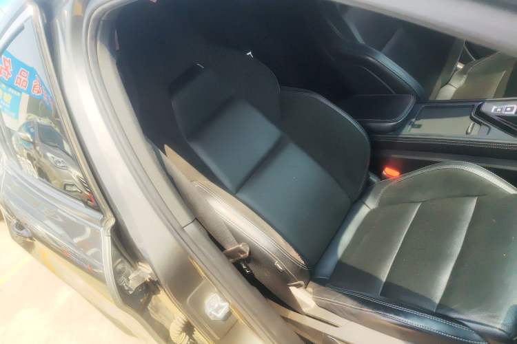 Used Lynk & Co 03 2022 2.0TD DCT JingPro Right Front Seat