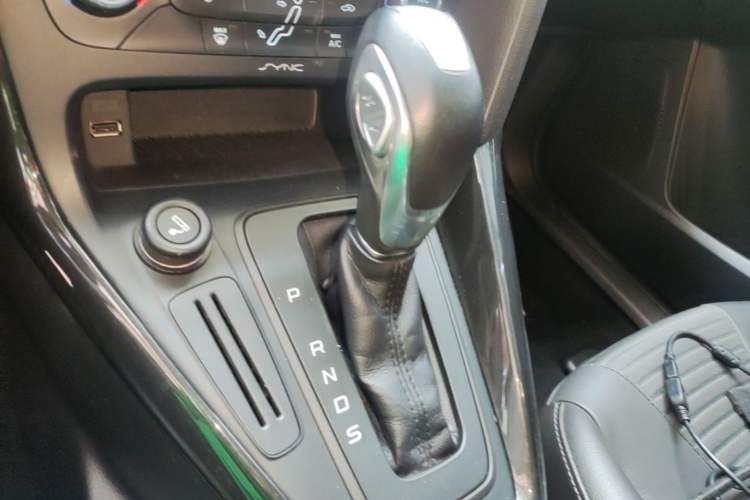 Used Ford Focus 2015 Hatchback 1.6L Automatic Fashion Edition Gear Lever