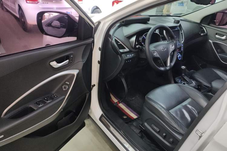 Used Hyundai Santa Fe 2013 2.0T Automatic All-Wheel Drive Top Trim