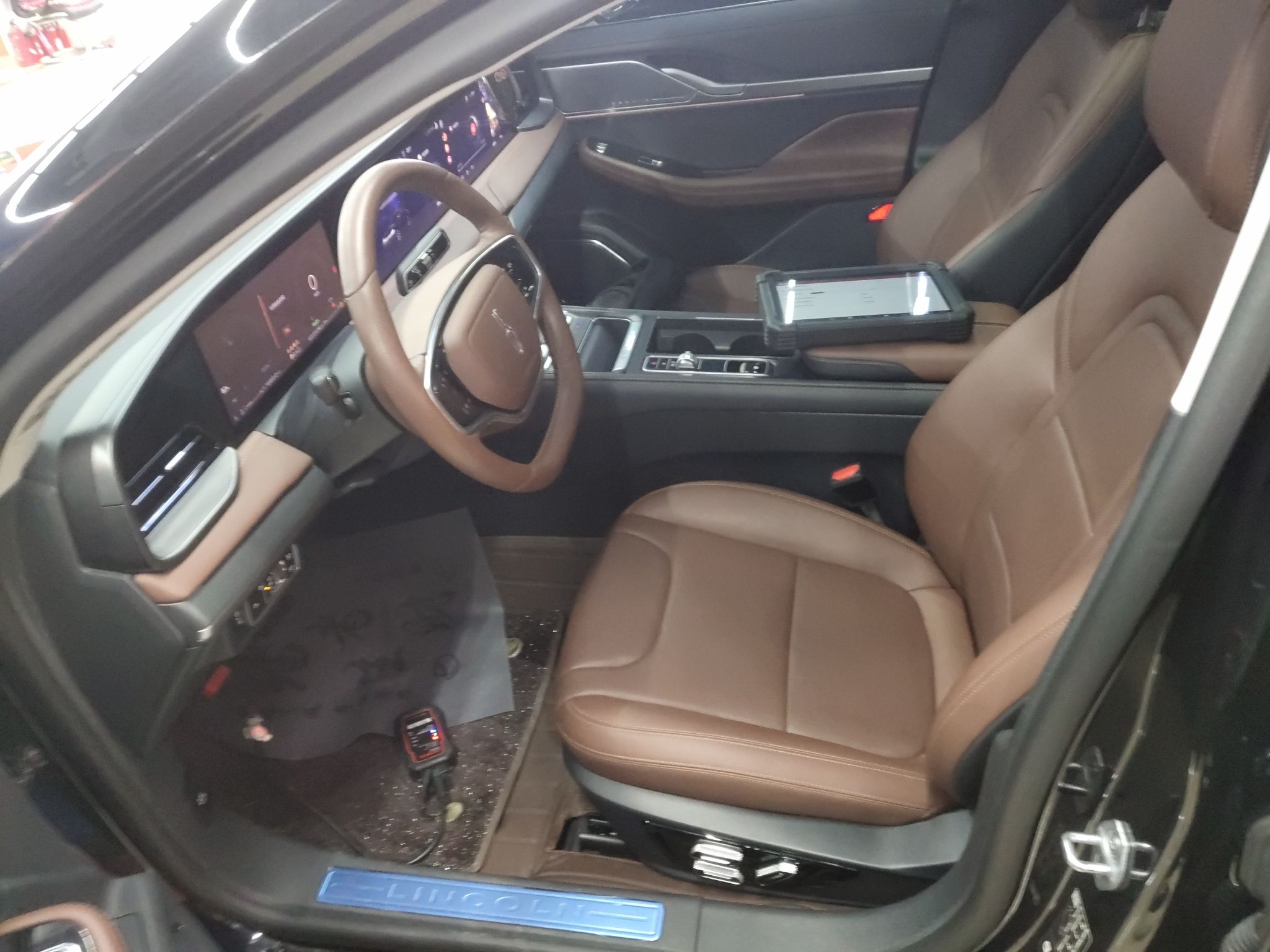 المقاعد الأمامية داخل السيارة