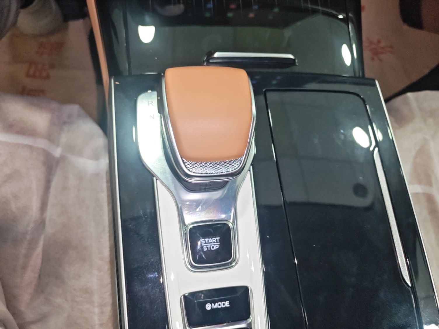 Hongqi H9 2025 Model Facelifted 2.0T Two-Wheel Drive Flag-Style Luxury Business Edition, 5 Seats - Chinese Trim Xiang — снимка 16