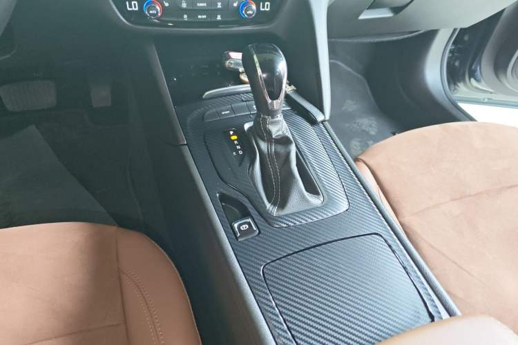 Used Buick Regal 2019 20T Elite Version China VI Standard Gear Lever