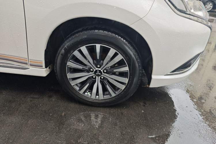 Used Mitsubishi Outlander 2021 2.0L Two-Wheel Drive Comfort Edition 5 Seats Right Front Wheel Hub