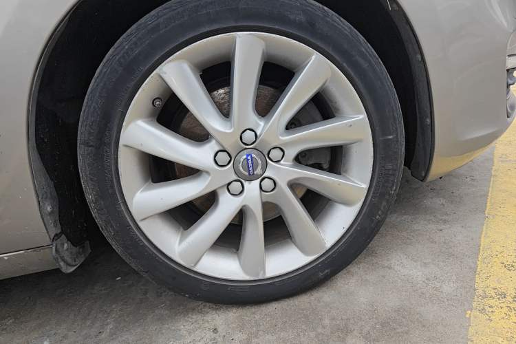 Used Volvo S60 2015 S60L 2.0T Zhiyuan Edition Right Front Wheel Hub