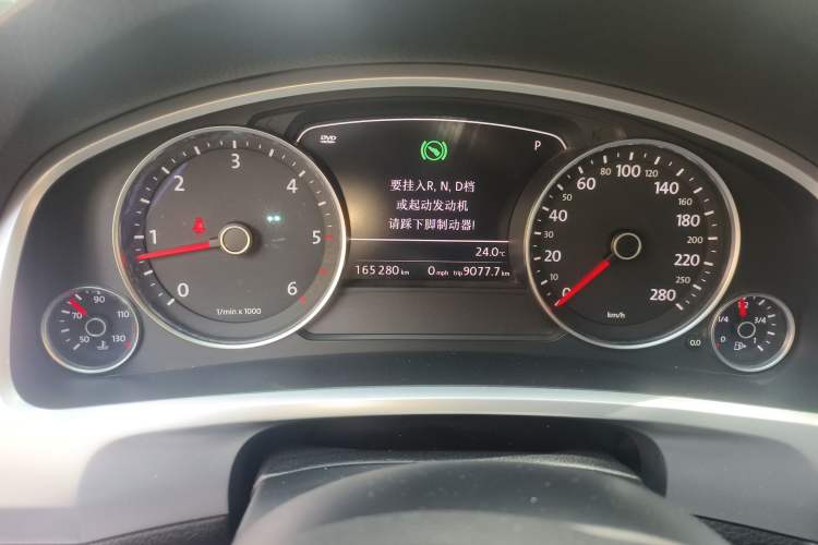 Used Volkswagen Touareg 2011 3.0 TDI Diesel High-End Model Odometer Close Up