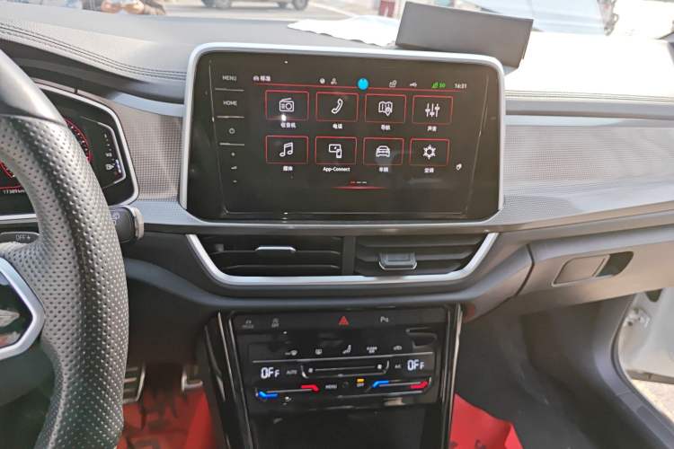 Used Volkswagen T-ROC 2023 300TSI DSG Two-Wheel-Drive Chen Guang Edition Audio And AC Panel