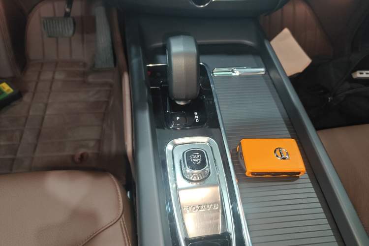 Used Volvo XC60 2023 B5 4x4 Smart Luxury Edition Gear Lever