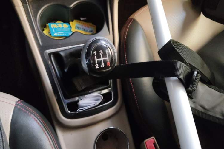 Used FAW Yingzhi 737 2015 1.5L Manual Deluxe Navigation Version Gear Lever