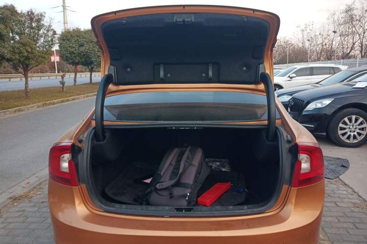 Used Volvo S60 2015 S60L 2.0T Zhiyuan Edition
