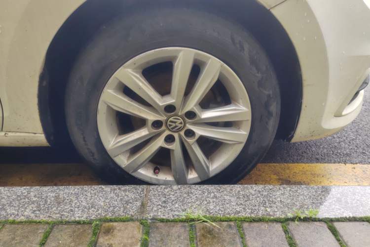 Used Volkswagen Santana 2016 1.6L Automatic Comfort Edition Right Front Wheel Hub