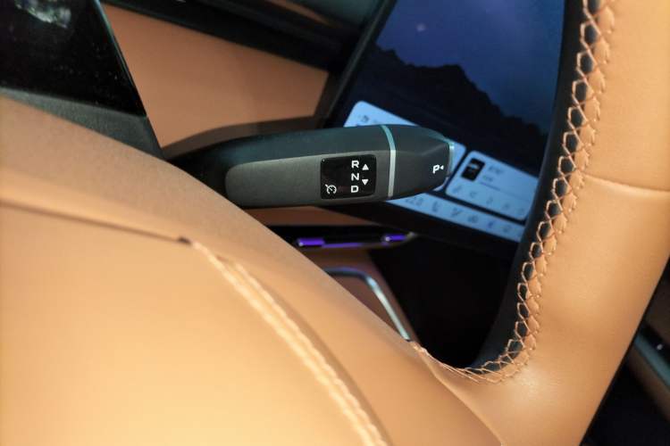 Used Deepal S07 2025 215Max Huawei Qiankun Intelligent Driving ADS SE Range-Extended Version Gear Lever