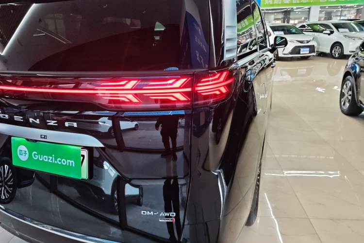 Used Denza D9 2025 DM-i Smart Drive 1020 Four-Wheel Drive Deluxe Model
