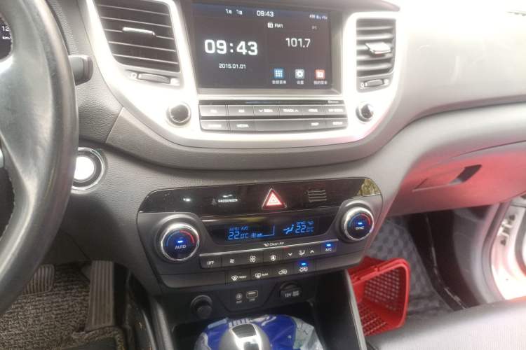 Used Hyundai Tucson 2015 1.6T Dual-Clutch Two-Wheel-Drive Smart Model Audio And AC Panel