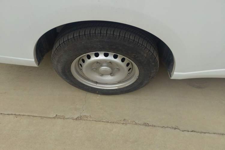 Used Wuling Yangguang 2024 300KM Comfort Version Passenger Van 75kW Right Rear Wheel Hub