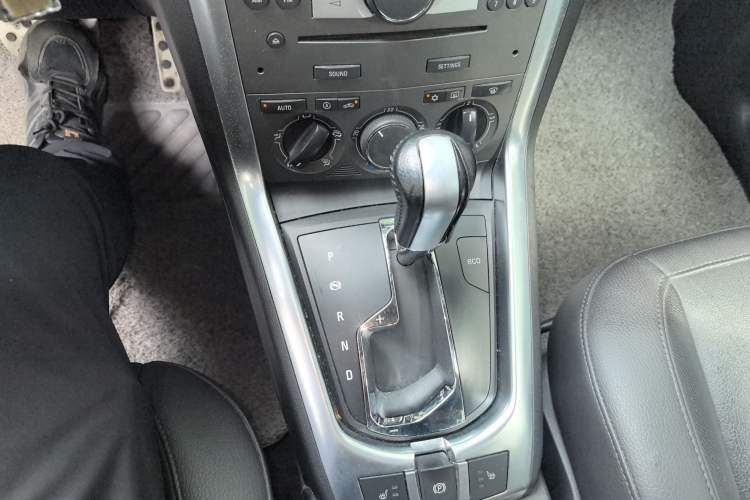 Used Opel Antara 2011 2.4 Luxury Two-Wheel-Drive Version