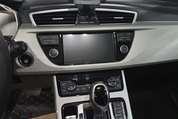 Used Geely Auto Emgrand X7 Sport 2018 1.8TD Automatic Two-Wheel Drive Smart Connect 4G Internet Edition Audio And AC Panel