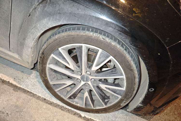 Used Lynk & Co 02 Hatchback 2021 2.0TD Halo Driving Control Kit Edition Right Front Wheel Hub