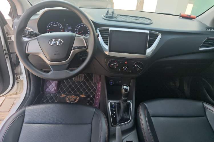 Used Hyundai Verna (new generation) 2016 1.4L Automatic Cool Edition GLS Center Console