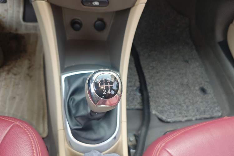 Used Hyundai Verna (older generation) 2010 Sedan 1.4L Manual Comfort GS Gear Lever