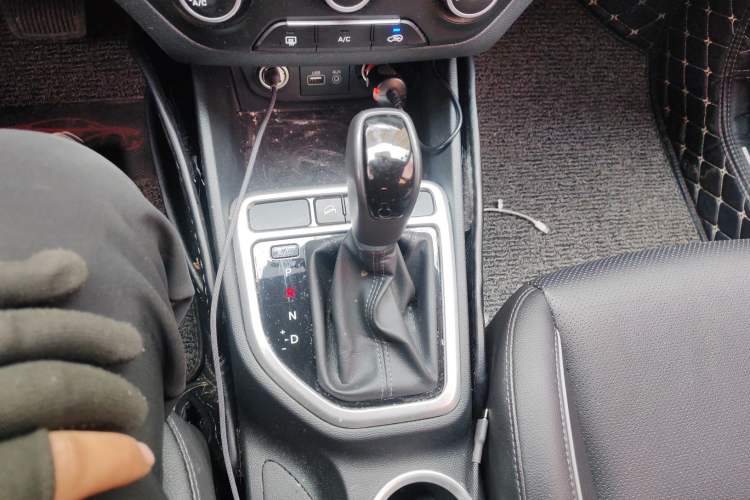 Used Hyundai ix25 2015 1.6L Automatic Two-Wheel Drive Smart GLS Trim Gear Lever