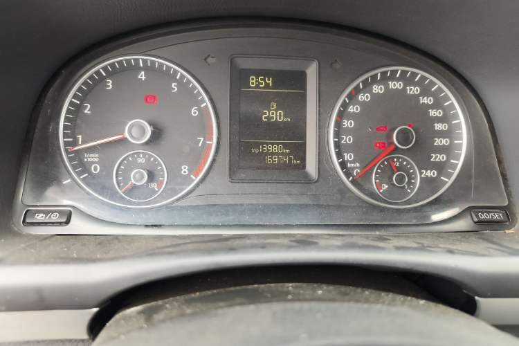 Used Volkswagen Touran 2013 1.4T Manual Fashion Edition 5 Seats Odometer Close Up