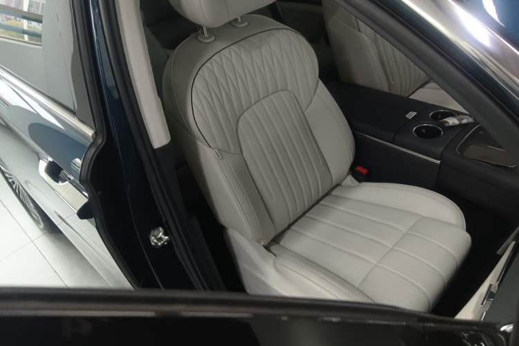 Used VOYAH Dream 2025 PHEV Four-Wheel-Drive Flagship Kunpeng Edition Right Front Seat