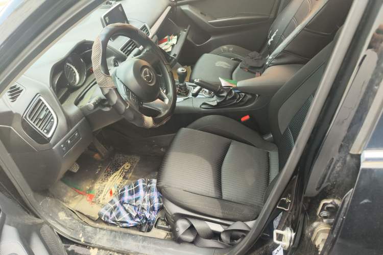 Used Mazda 3 Axela 2016 Sedan 1.5L Manual Luxury Model
