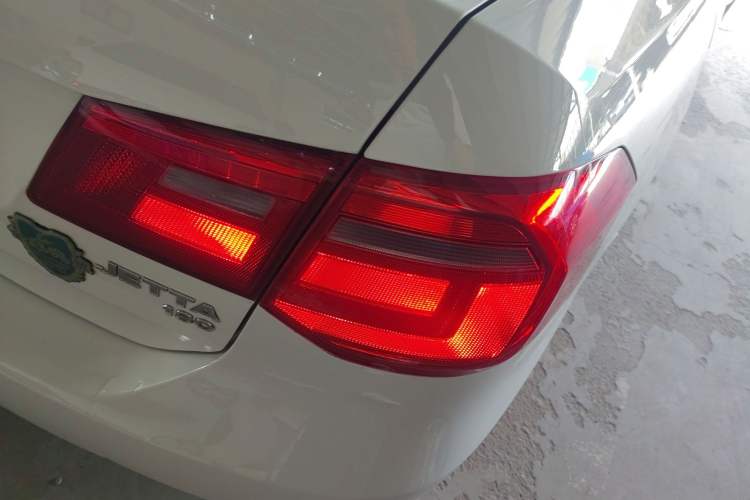 Used Volkswagen Jetta 2015 Value Edition 1.6L Manual Fashionable Style Right Rear Taillight