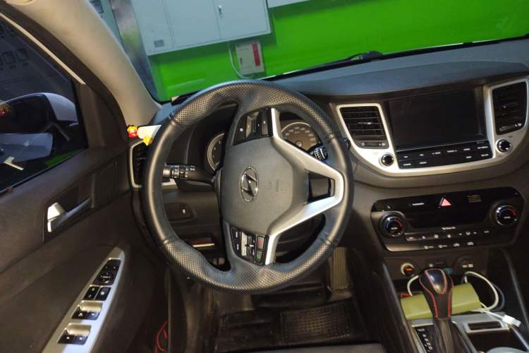Used Hyundai Tucson 2015 1.6T Dual-Clutch Two-Wheel-Drive Smart Model Steering Wheel