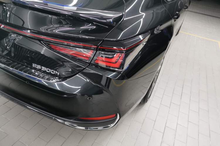 Used Lexus ES 2025 300h Deluxe Edition
