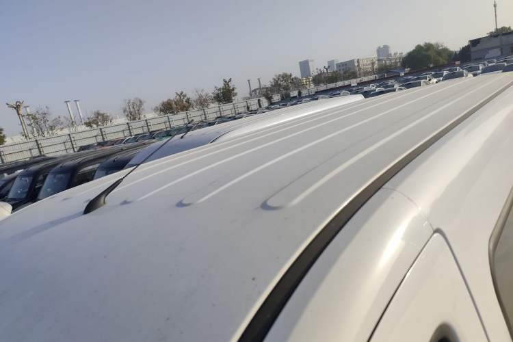 Used Wuling Yangguang 2024 300KM Comfort Version Passenger Van 75kW
