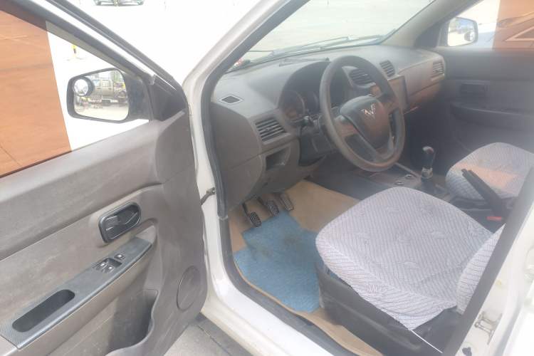 Used Wuling Hongguang 2015 1.5L S Basic Version China V Standard Driver Seat