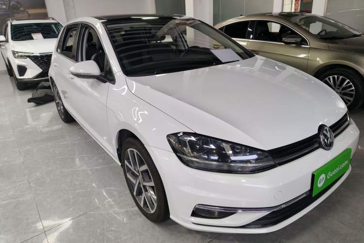 Used Volkswagen Golf 2020 200TSI DSG Comfortable and Ambitious Edition Front Right 45 Deg