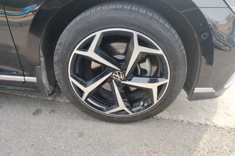 Used Volkswagen Magotan 2023 2 Million Units Limited-Edition 380TSI DSG Flagship Version Right Front Wheel Hub