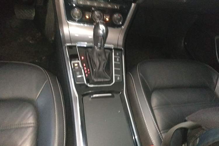 Used Volkswagen Passat 2016 330TSI DSG Luxury Edition Gear Lever