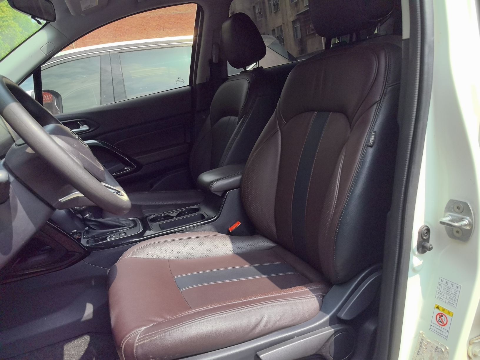 المقاعد الأمامية داخل السيارة