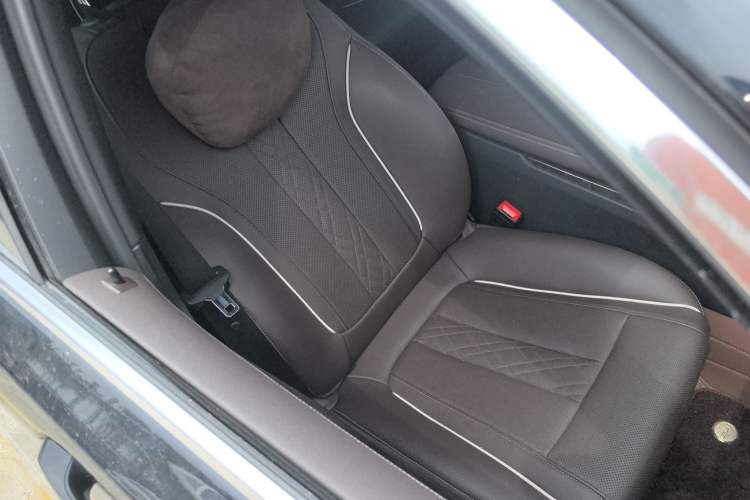 Used BMW 5 Series 2022 Restyled 525Li M Sport Package Right Front Seat
