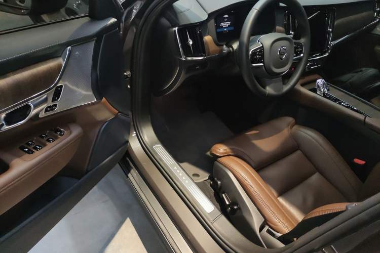 Used Volvo V90 2024 Cross Country B5 AWD Prestige Edition
