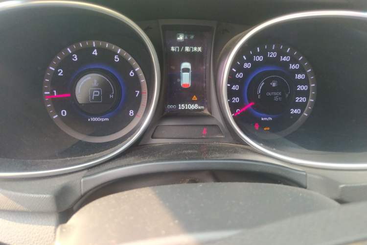 Used Hyundai Santa Fe 2013 Revised Version 2.4L Automatic All-Wheel Drive Luxury Trim Odometer Close Up