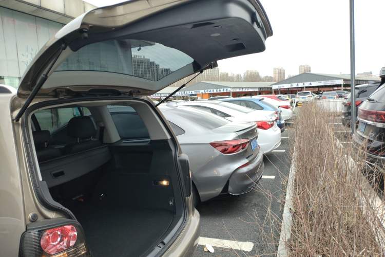 Used Volkswagen Touran 2015 1.4T Manual Comfort Edition 5-Seater Trunk